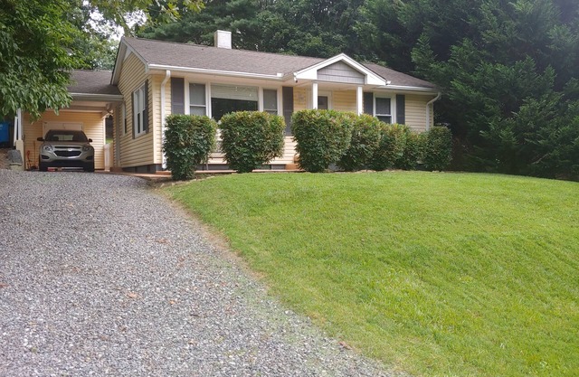 Cozy Cork Cottage Asheville South/Private/Secure/Quaint/Near Airport