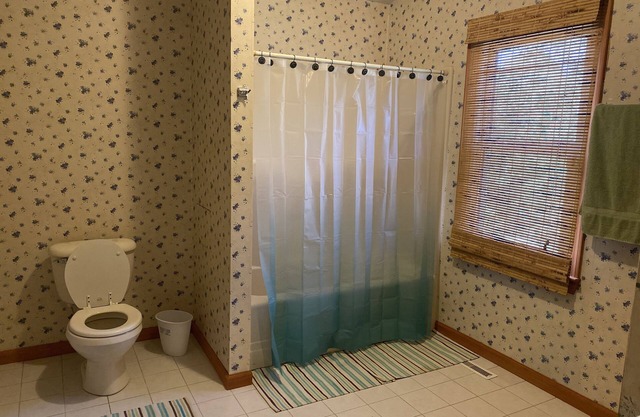 Cozy cottage, 5 min away from shopping center, access to the lake, great views