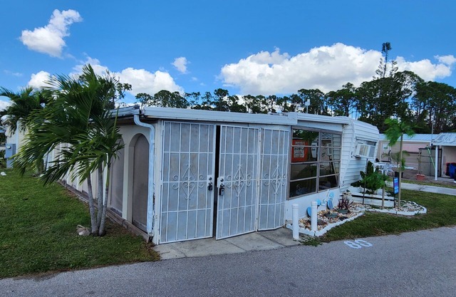 Cozy cottage at Sunseekers Resort. Pool, pets,pickleball,close to everything!