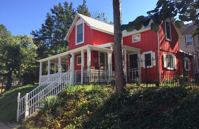 Cozy Cottage at the River - Historic CampMeeting Cottage, 1 Block from River