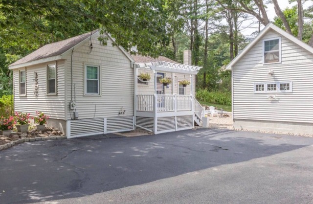 Cozy cottage home walking distance to restaurants, shops and water views