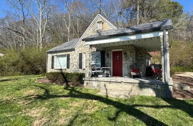 Cozy Cottage in Leiper’s Fork, Franklin, TN.