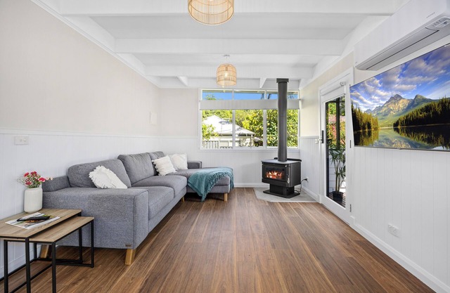 Cozy cottage in quiet cul-de-sac, newly renovated, in beautiful Warburton