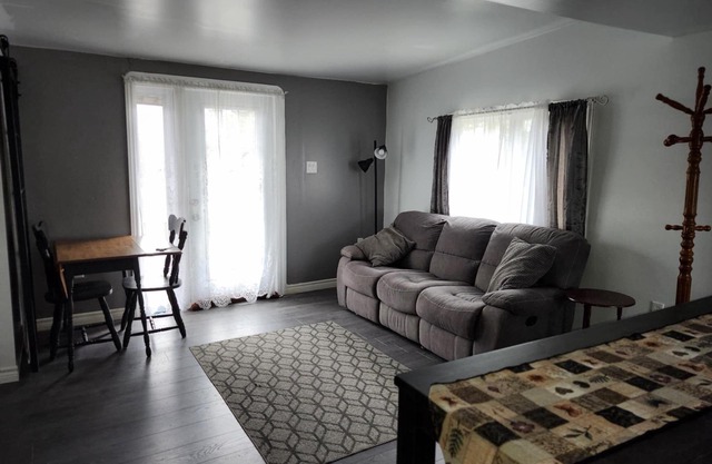COZY COTTAGE IN SELMAnOpens for 2025 season in April