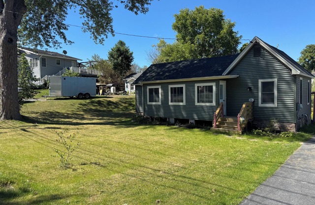 Cozy cottage in Alexandria Bay just blocks from the water