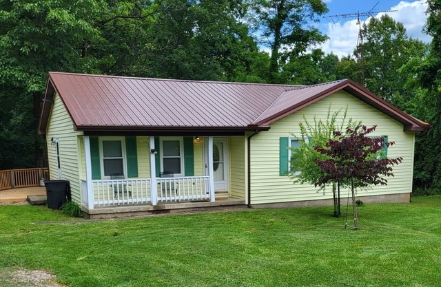 Cozy Cottage near trails & lake!