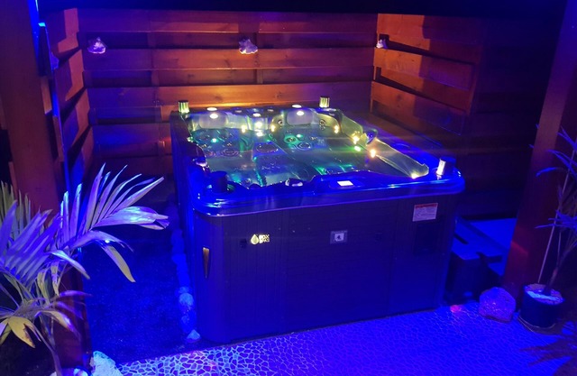 COZY COTTAGE + NETFLIX + WIFI + JACCUZZI + PARKING