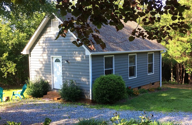 Cozy Cottage on 15 Acres of Forest Land. 15 min from the TIEC