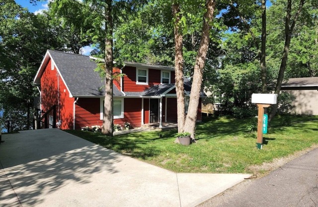 Cozy Cottage on Cedar Lake with Children's Club House. Perfect For Familiesn