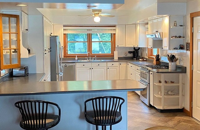 Cozy cottage on Lake St. Catherine with gorgeous sunset views