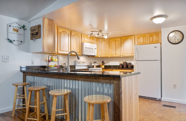 Cozy Cottage on recreational trail. Close to Dining, Shops, and Ski Resorts.