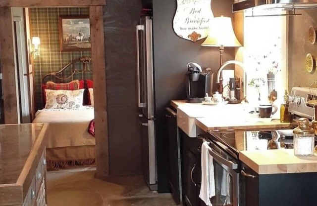 Cozy cottage over seeing a beautiful farm view , A nice little getaway!