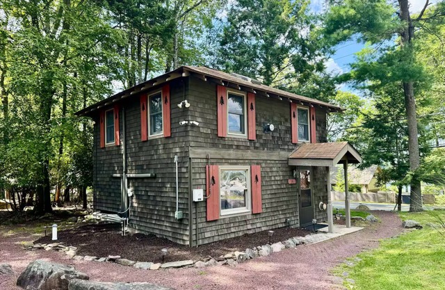 Cozy Cottage: Private Lake Access, Fires & Fun!