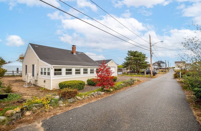 Cozy Cottage steps from the beach !