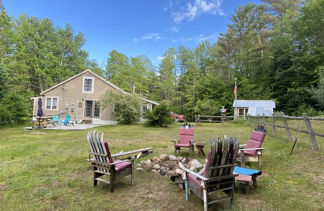 Cozy Cottage w/Lil' Pond, Fenced Yard & Firepit (Dog friendly!)