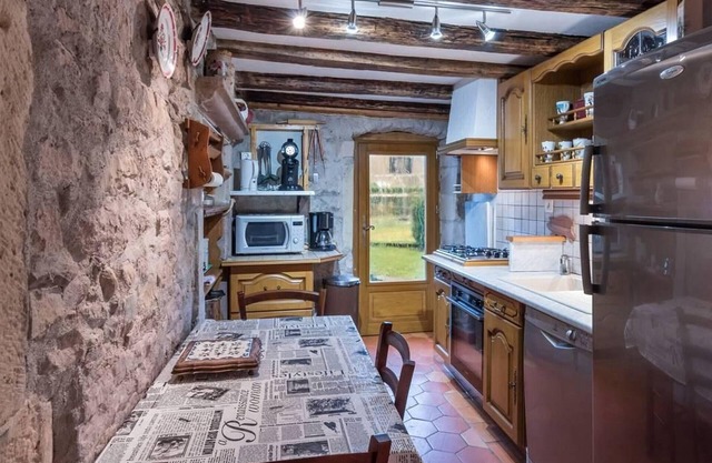 Cozy cottage with fireplace, WiFi, and bike-friendly in nature for up to 8 guests