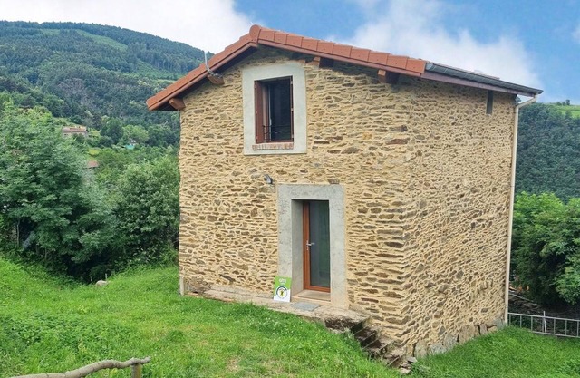 Cozy Cottage with Terrace, Panoramic Views, 2 BR, BBQ, Near Lyon and St-Etienne