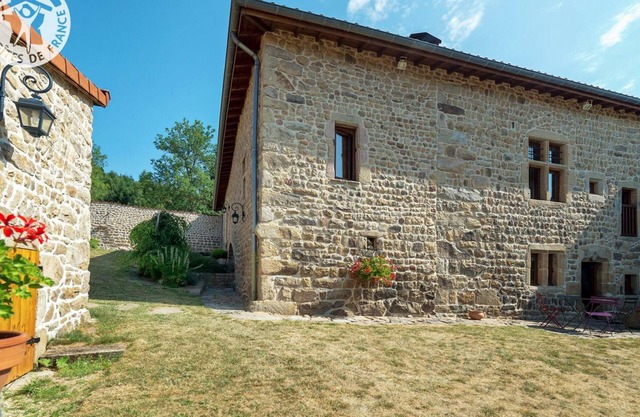Cozy cottage with garden, fireplace, and wifi in Montarcher
