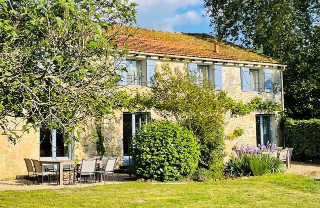 Cozy cottage with large pool amidst the vineyards
