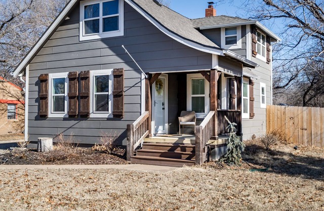 Cozy Cottage within minutes of the airport, Zoo, and restaurants.