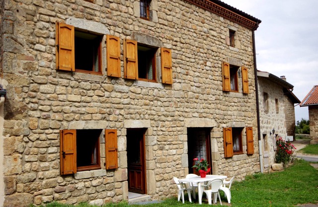 Cozy Country House: 6 Beds, Fireplace, Garden, Near Ski and Historic Sites