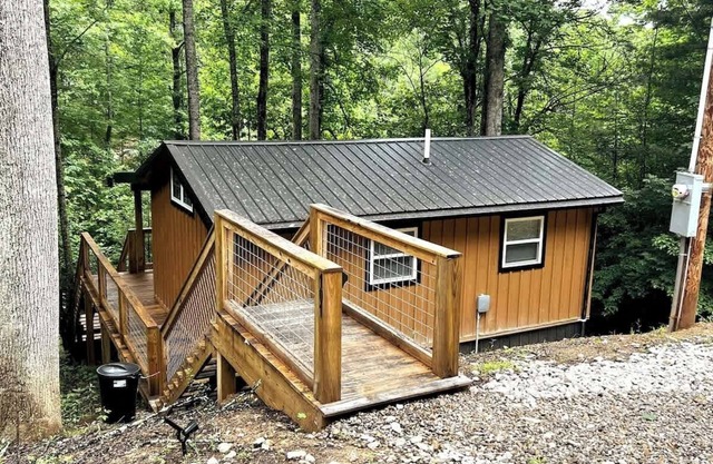 Cozy Couples Cabin in Heart of RRG!