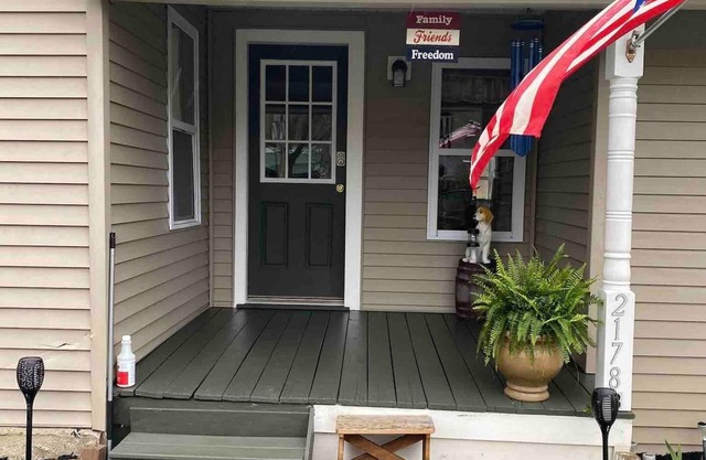Cozy Couples Farmhouse Cottage- Minutes walk from Swain Ski Resort