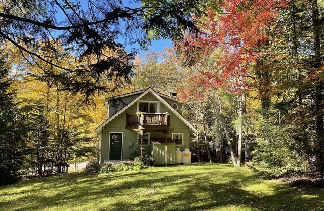 Cozy Creekside Chalet centrally located near 4 ski resorts