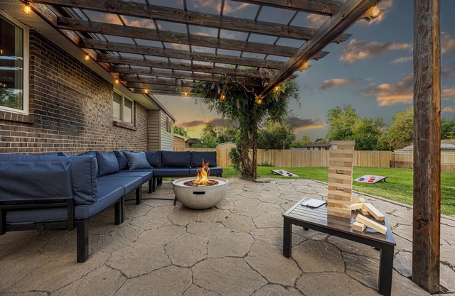 Cozy Denver Retreat: 4bd - Game & Movie Room - Backyard Fire Pit