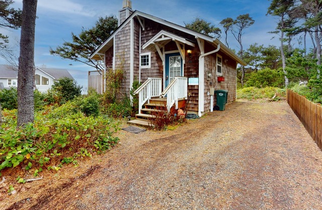 Cozy Dog-friendly Cottage with Great Ocean Views and Fantastic Location