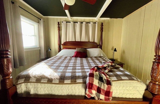 Cozy Dog-Friendly Home with WiFi
