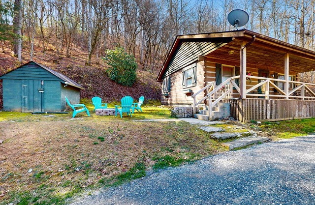 Cozy Dog-Friendly Mountain Log Cabin w/Free WiFi, Easy Access & Covered Parking