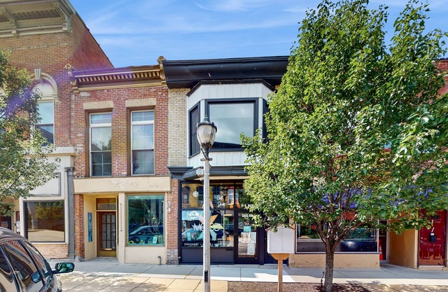 Cozy downtown apartment with full kitchen-centrally located