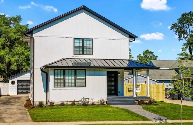 Cozy Downtown Farmhouse on Wells, 5BR 3 BA Sleeps 15!