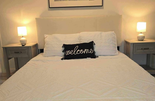 Cozy Dreamy Suites 2 with WiFi, AC in gorgeous Cape Coral