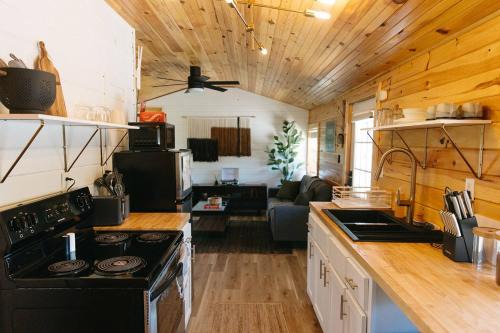 "Cozy Dumplin" - Warm & Modern Stay in RRG/Auxier