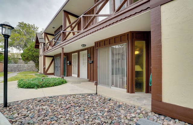 Cozy El Paso Condo w/Patio ~ 7 Mi to Dtwn!