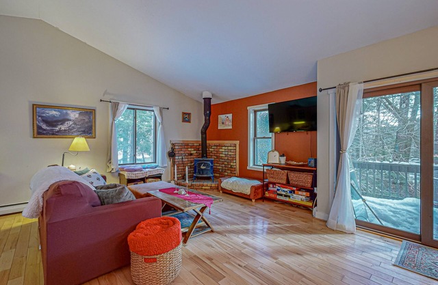 Cozy end-unit dog-friendly condo w/patio, balcony, board games, w/d, wifi, TVs