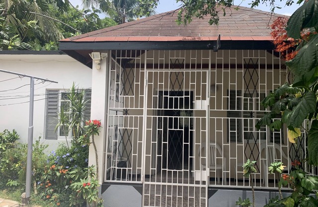 Cozy Entire home in Spanish Town