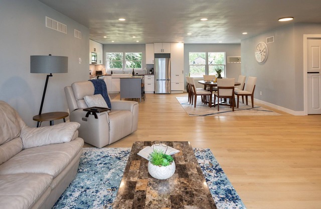 Cozy Extended Stay in Remodeled Ranch Home, Pet-friendly