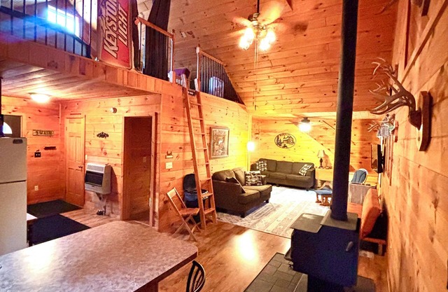 Cozy Family Cabin, hot tub, fishing, hiking, ATV, snowmobiling, read a book