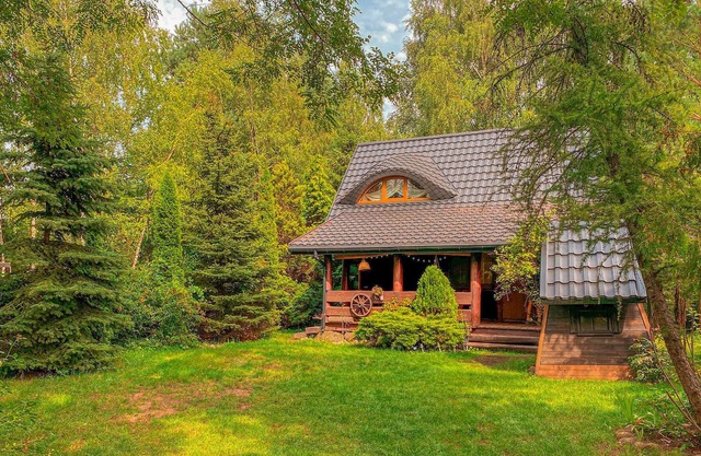 Cozy, family-friendly wooden house with wood-burning stove in beautiful natural surroundings.