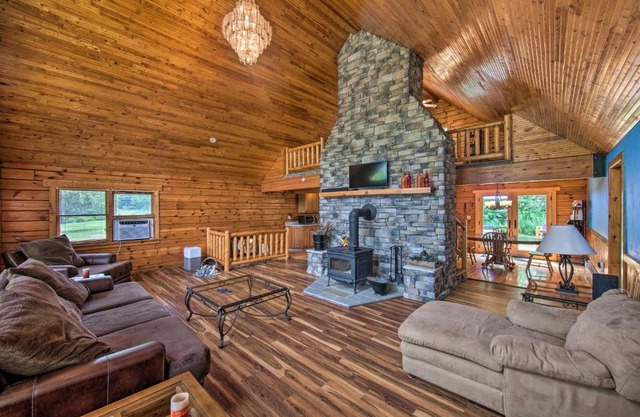 Cozy Family-Friendly Pine Grove Cabin with Fire Pit!