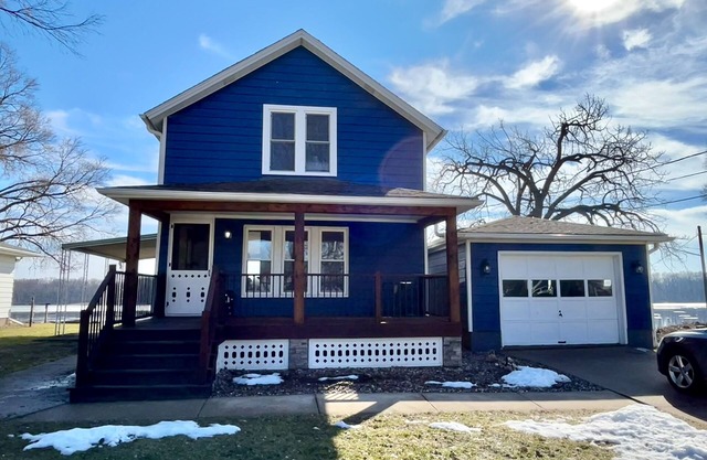 Cozy Family-Friendly Riverfront Home. Perfect Setting for All Celebrations!