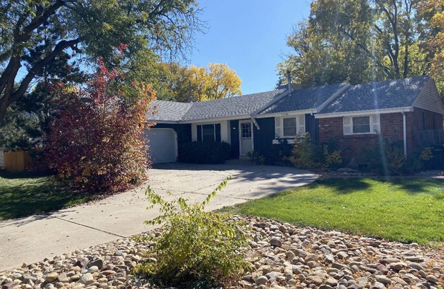 Cozy Family Vacation Home in Arvada 3 Bed/2 Bath Driveway and Fenced Yard