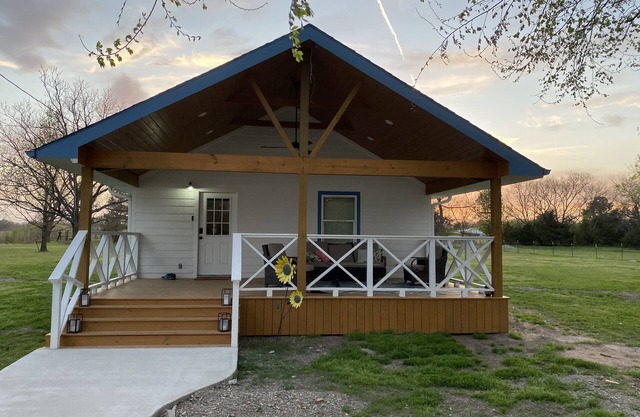 Cozy Farmhouse at Caney Creek- 10 Minutes from Choctaw Casino