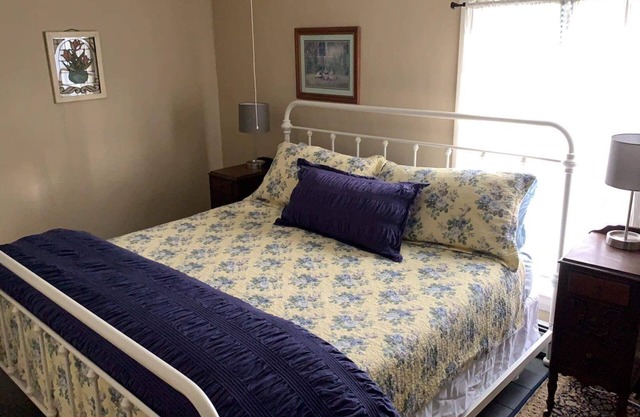 Cozy farmhouse (east side), 2 bedrooms, in the heart of nature's playground