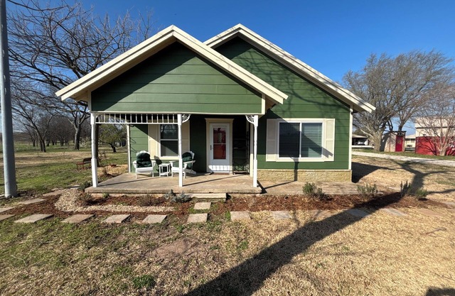 Cozy farmhouse w/pool. Central to museums, golfing, lakes, sports & shopping.