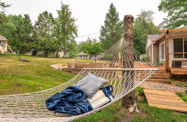 Cozy fireplace, indoor and outdoor games, records!