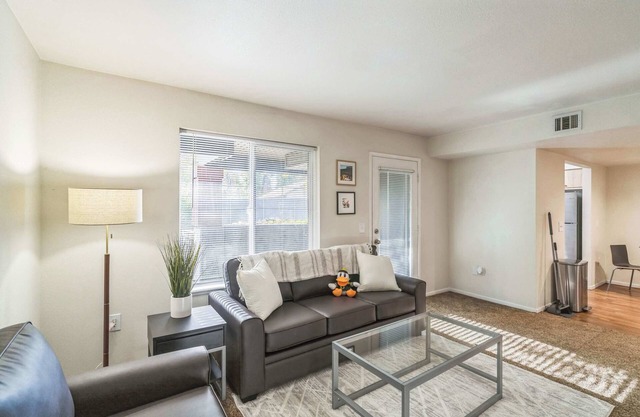 Cozy Flat Near Autzen + 2 Miles to Downtown!
